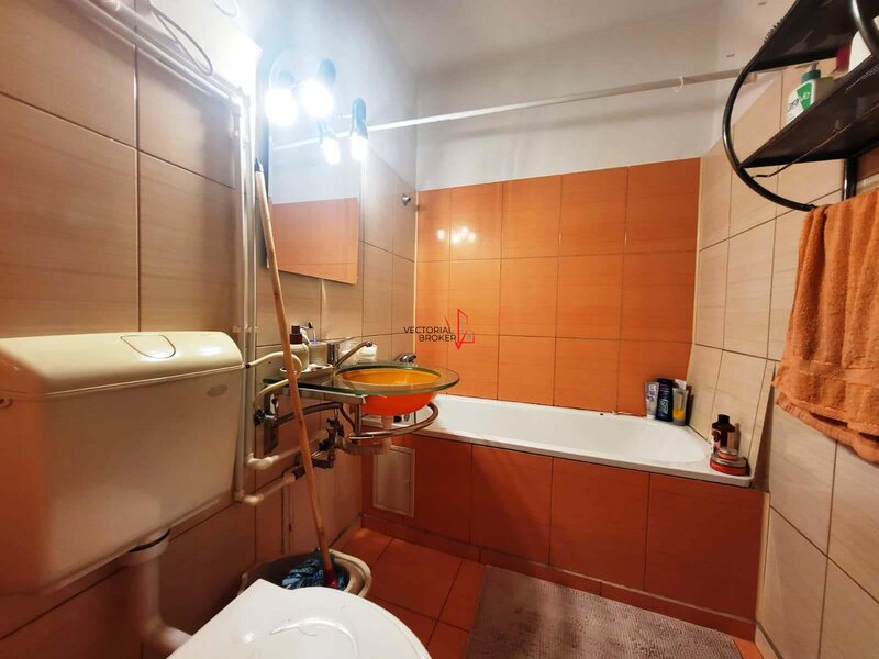 Salajan, la 2 pasi de metrou, 2 camere, decomandat, cu boxa.